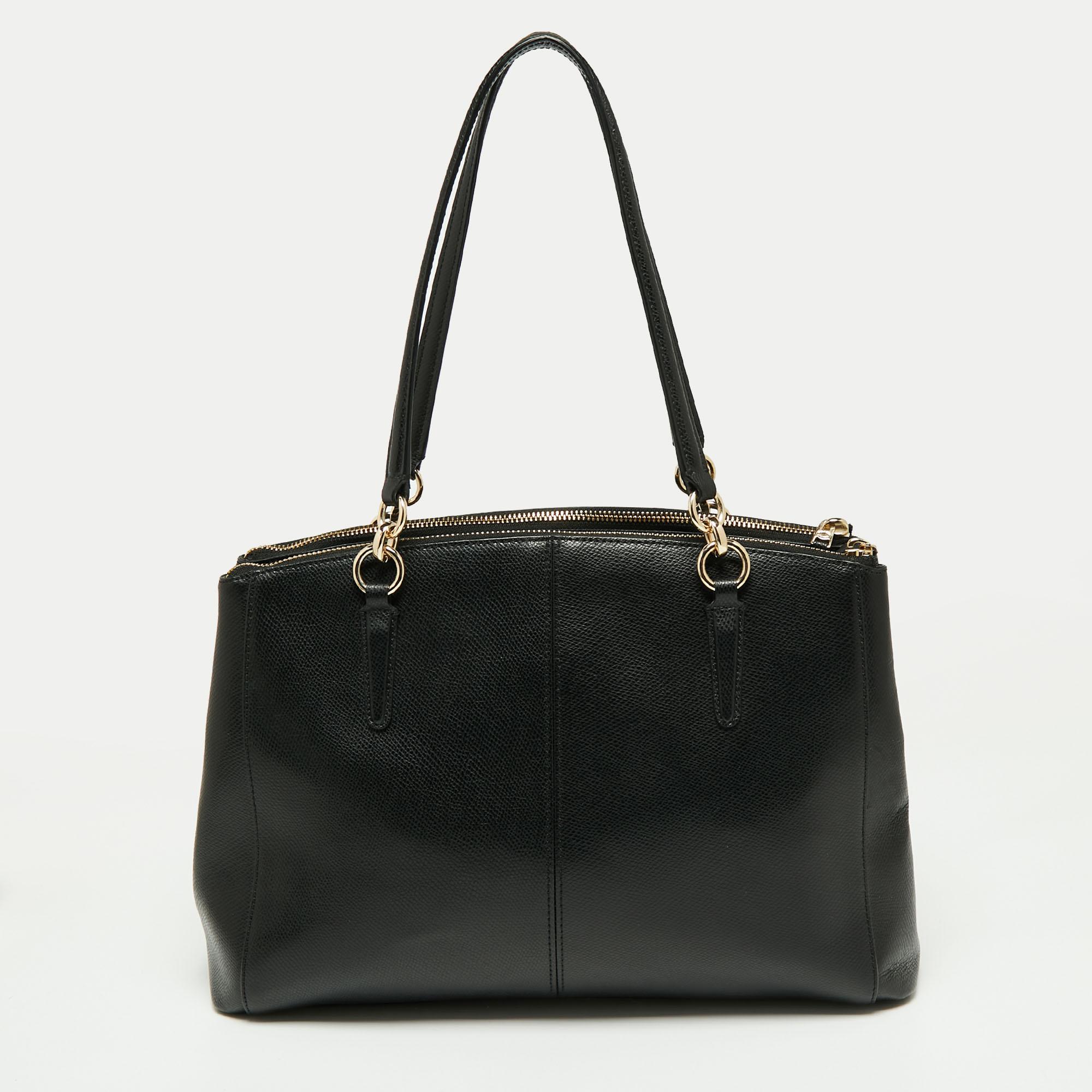 This beautiful Christie bag from Coach is highly functional while also being charming. Crafted from leather, the bag features dual handles, a detachable shoulder strap, and gold-tone hardware. The fabric-lined interior of this black creation comes
