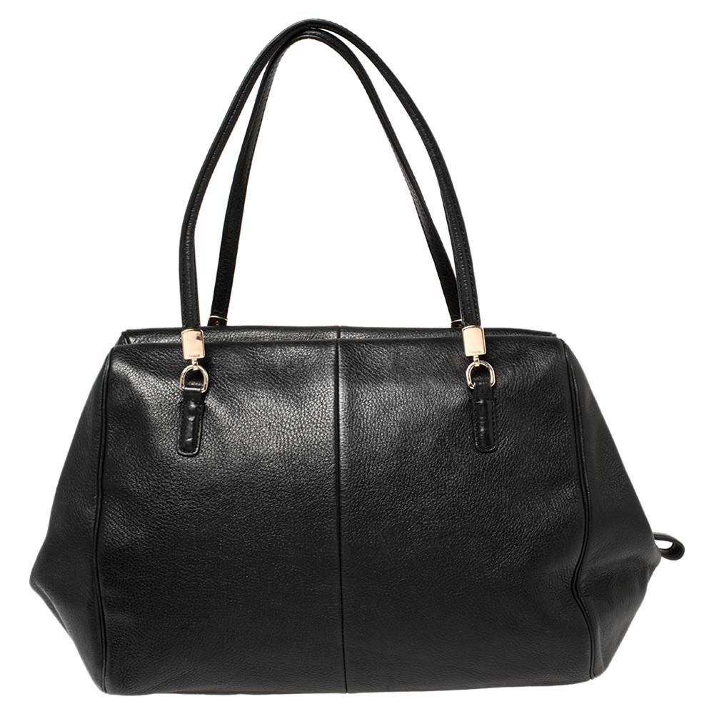 Exhibiting a contemporary design, this satchel from the house of Coach will instantly elevate your outfits. This bag is crafted from luxurious leather. It comes in a lovely shade of black and is held by dual handles. The satin-lined interior is