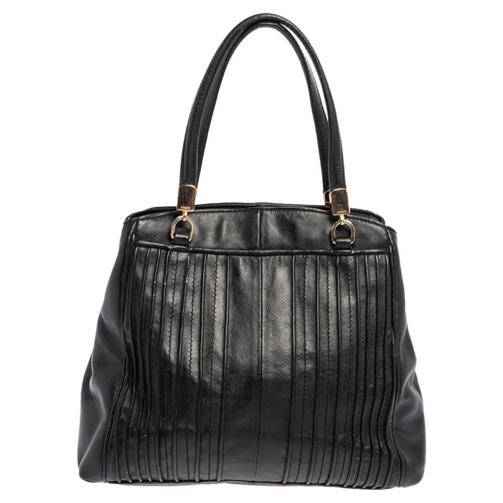 Exuding a smooth finish, this satchel lends oodles of sophistication to your look. This bag is lined with satin to guarantee its durability. This handbag from Coach is crafted from leather featuring twin handles and the brand label at the front.

