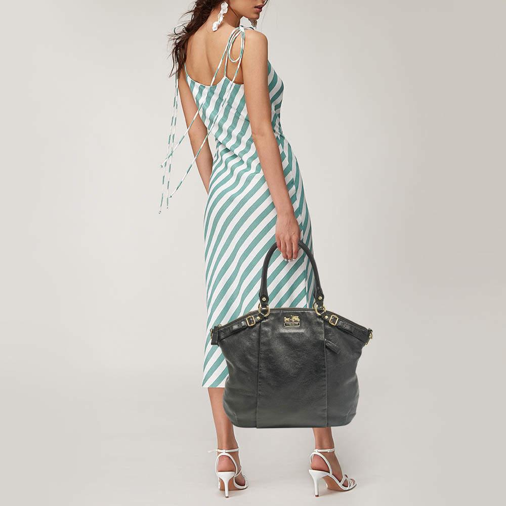 This alluring tote bag for women has been designed to assist you on any day. Convenient to carry and fashionably designed the tote is cut with skill and sewn into a great shape. It is well equipped to be a reliable accessory.