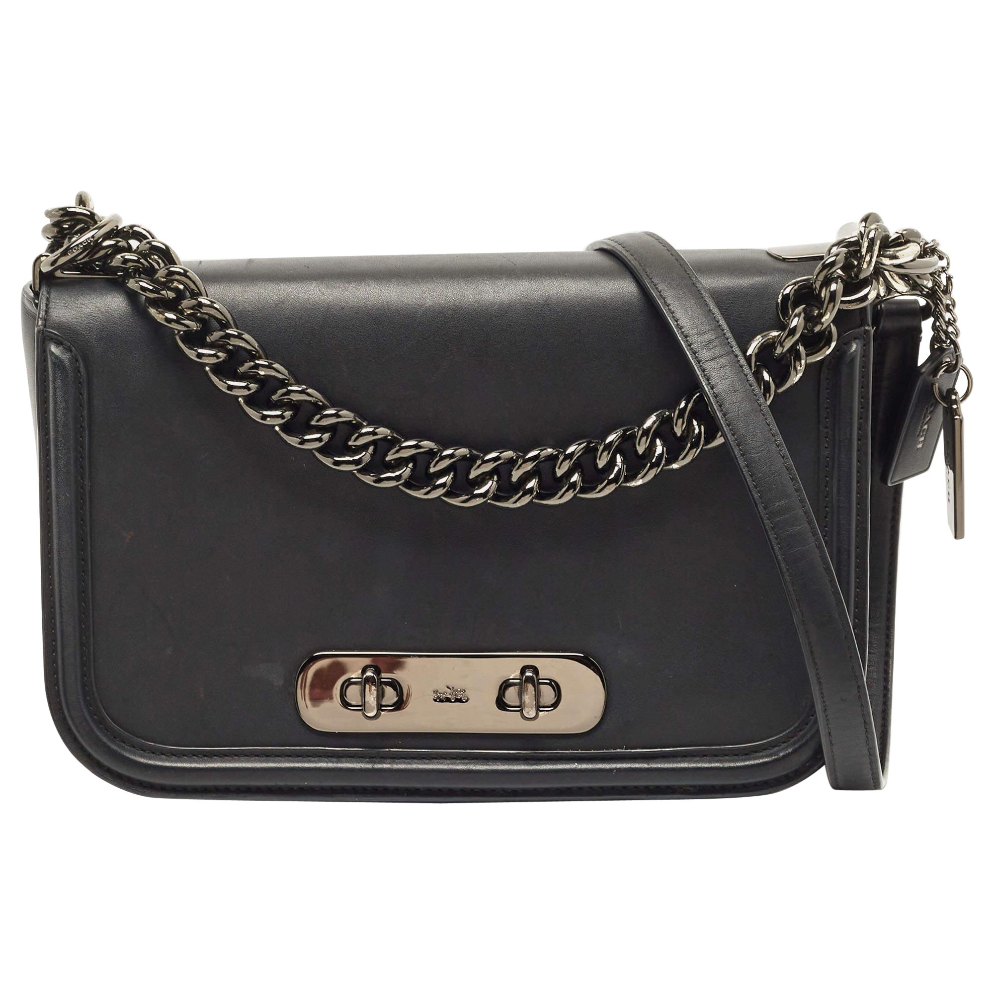 Coach - Sac à bandoulière à rabat en cuir noir Swagger