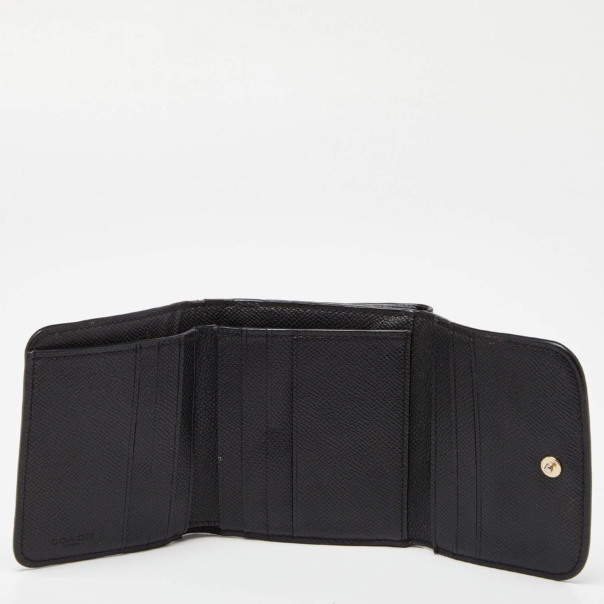 This wallet is conveniently designed for everyday use. It comes with a well-structured interior for you to neatly arrange your cards and cash. This stylish piece is complete with a sleek appeal.