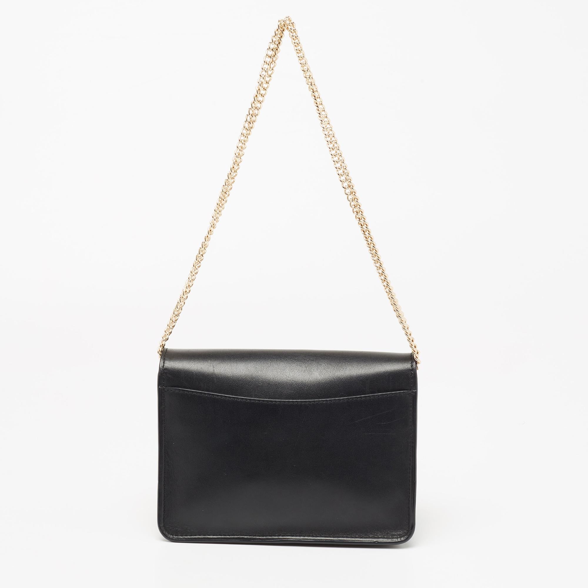 Step out in style carrying this crossbody bag from Coach. It is crafted from leather and flaunts a turn-lock on the front. The bag has an Alcantara-lined compartment and a shoulder chain.
