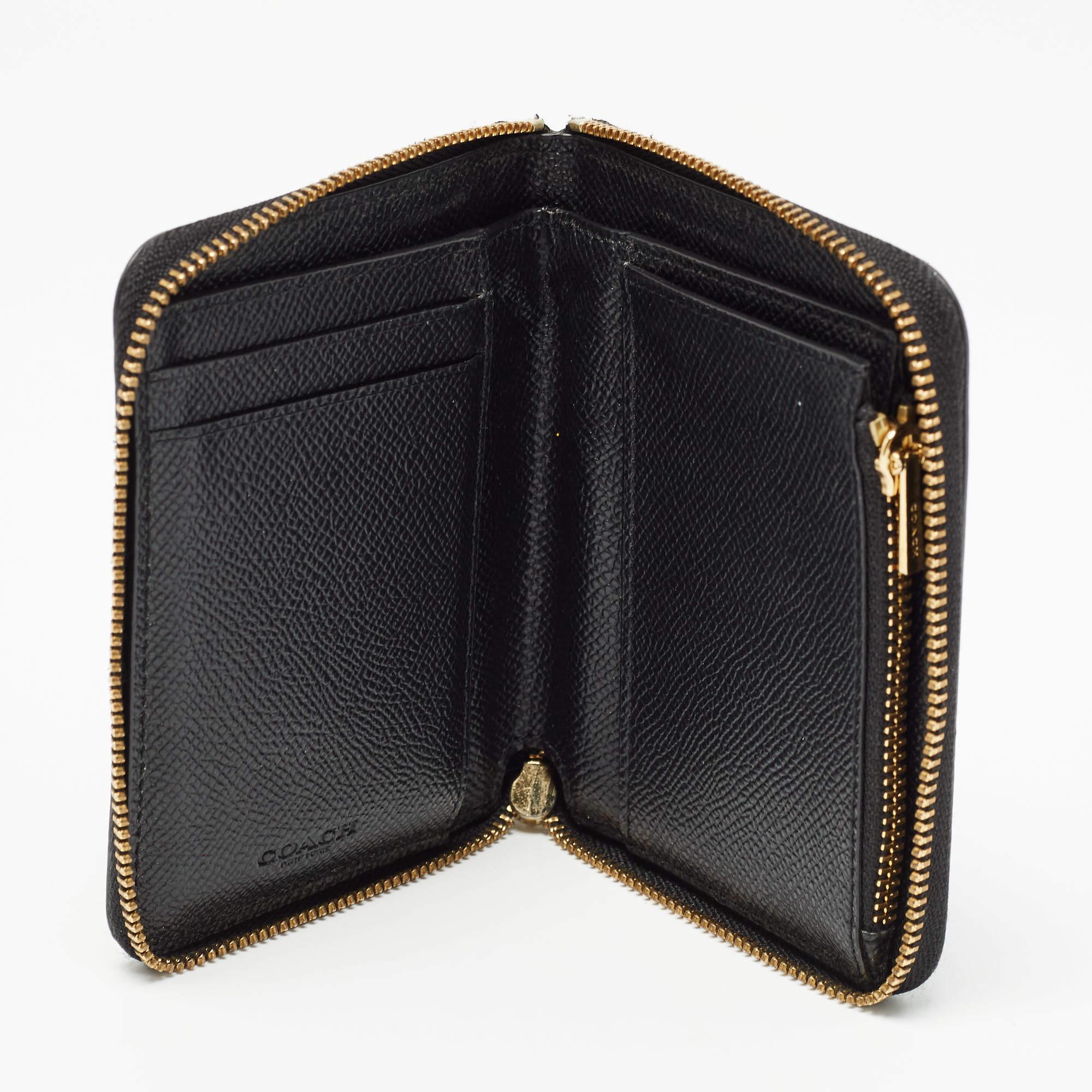 A beautiful purse for everyday use this Coach wallet is perfect to be carried solo or inside your tote while you step out to run errands. It is a durable accessory.