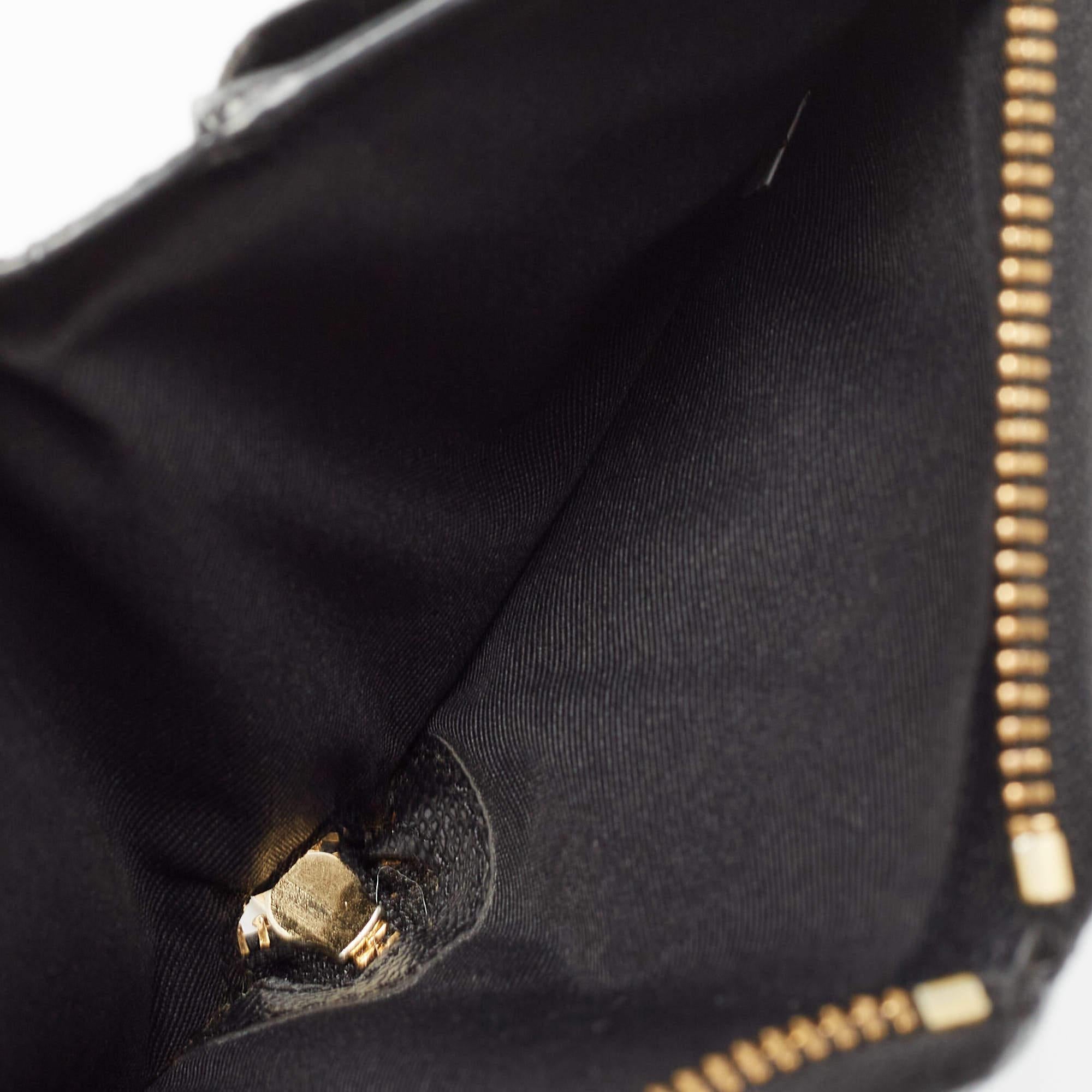 Coach Black Leather Zip Around Purse In Good Condition For Sale In Dubai, Al Qouz 2