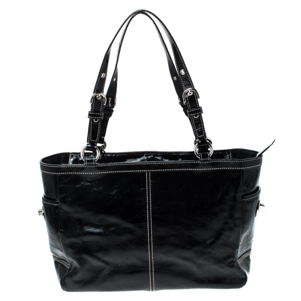 Attain a smart look when you couple this Coach bag with your favourite outfit. It is crafted from patent leather and the inside of this chic bag is beautifully stitched with nylon for perfection. High on style, it flaunts dual handles and a Coach