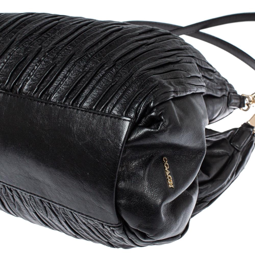 Coach Black Pleated Leather Edie 31 Shoulder Bag In Good Condition In Dubai, Al Qouz 2