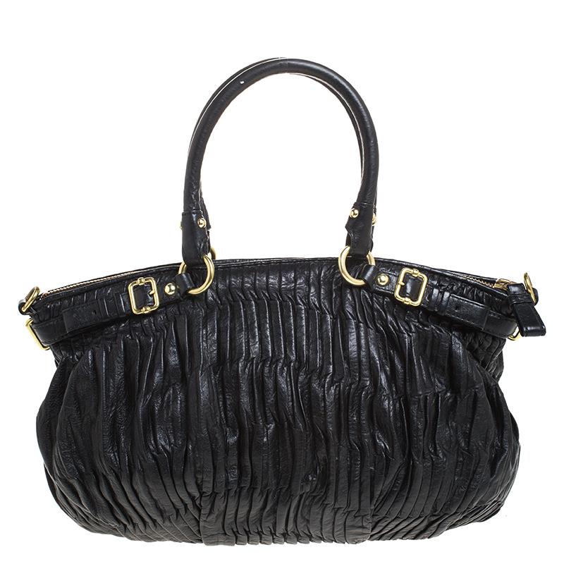 Exhibiting a contemporary design, this bag from the house of Coach will instantly elevate your outfits. This bag is crafted from luxurious leather in a gorgeous pleated style. It comes in a lovely shade of black and is held by dual handles. The