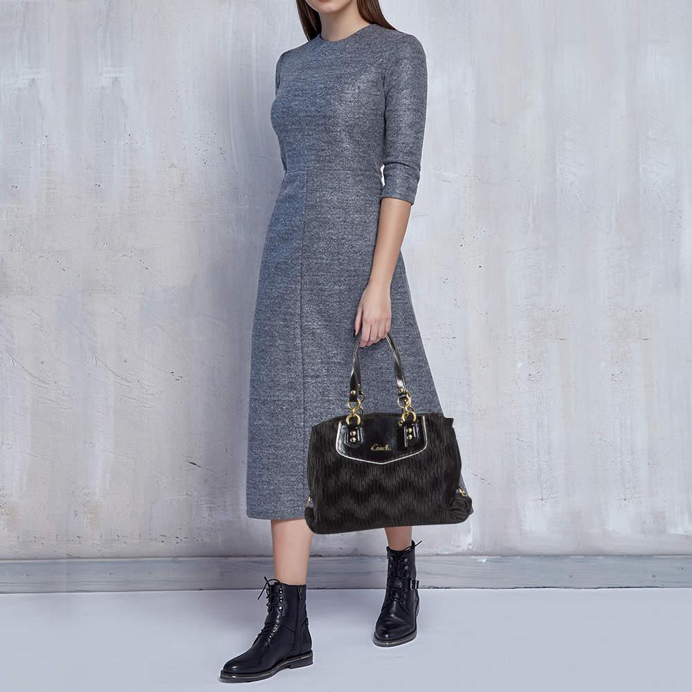 This alluring tote bag for women has been designed to assist you on any day. Convenient to carry and fashionably designed, the tote is cut with skill and sewn into a great shape. It is well-equipped to be a reliable accessory. 