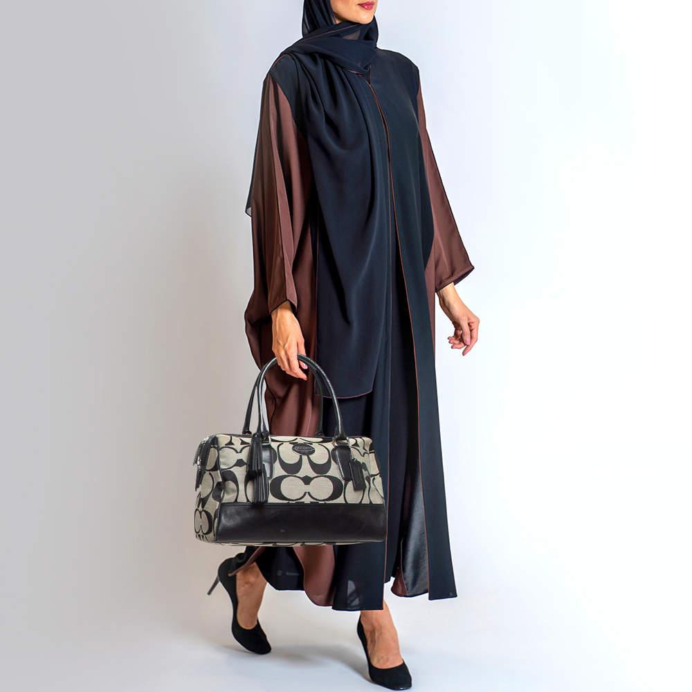 Cette sacoche Legacy Haley de Coach est visuellement attrayante et incroyablement élégante. Le sac est fabriqué à partir de la toile signature et de cuir et comporte deux anses, des pompons et une étiquette Coach. L'intérieur est doublé de tissu et
