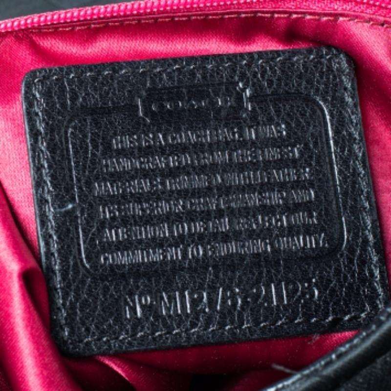 Questa funzionale hobo in tela e pelle è stata progettata per essere una compagna di stile affidabile. Ha il logo sul davanti, un interno foderato e due manici. L'azienda leader di Coach House ti propone questa creazione resistente per completare il