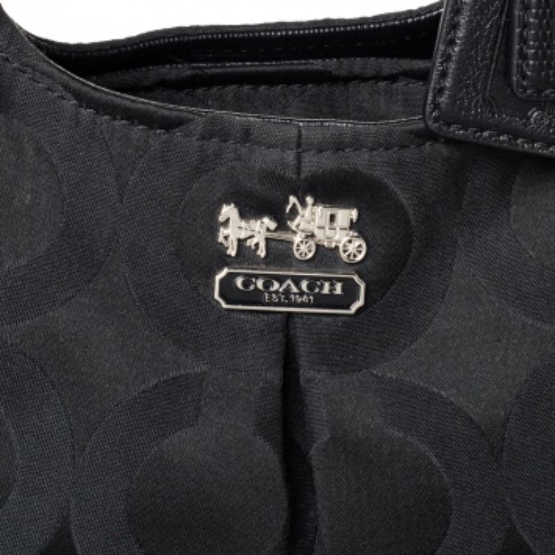 Donna Borsa Madison in tela e pelle nera firmata Coach