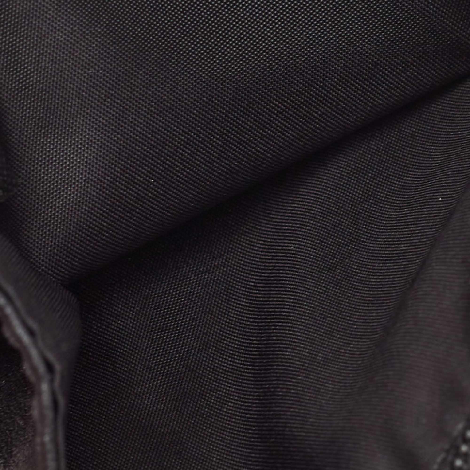 This Coach piece is carefully crafted to offer you a luxurious accessory you will cherish. It is marked by high quality and enduring appeal. Invest in it today