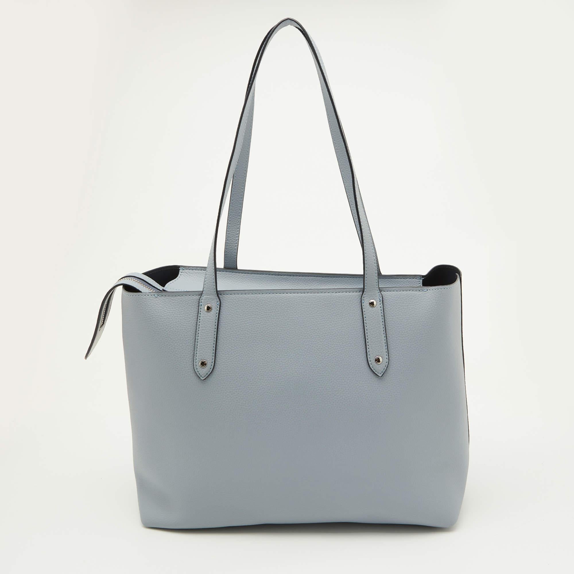 This tote is a result of blending high crafting skills with a practical design. It arrives with a durable exterior completed by luxe detailing. It is an accessory that you can count on.

