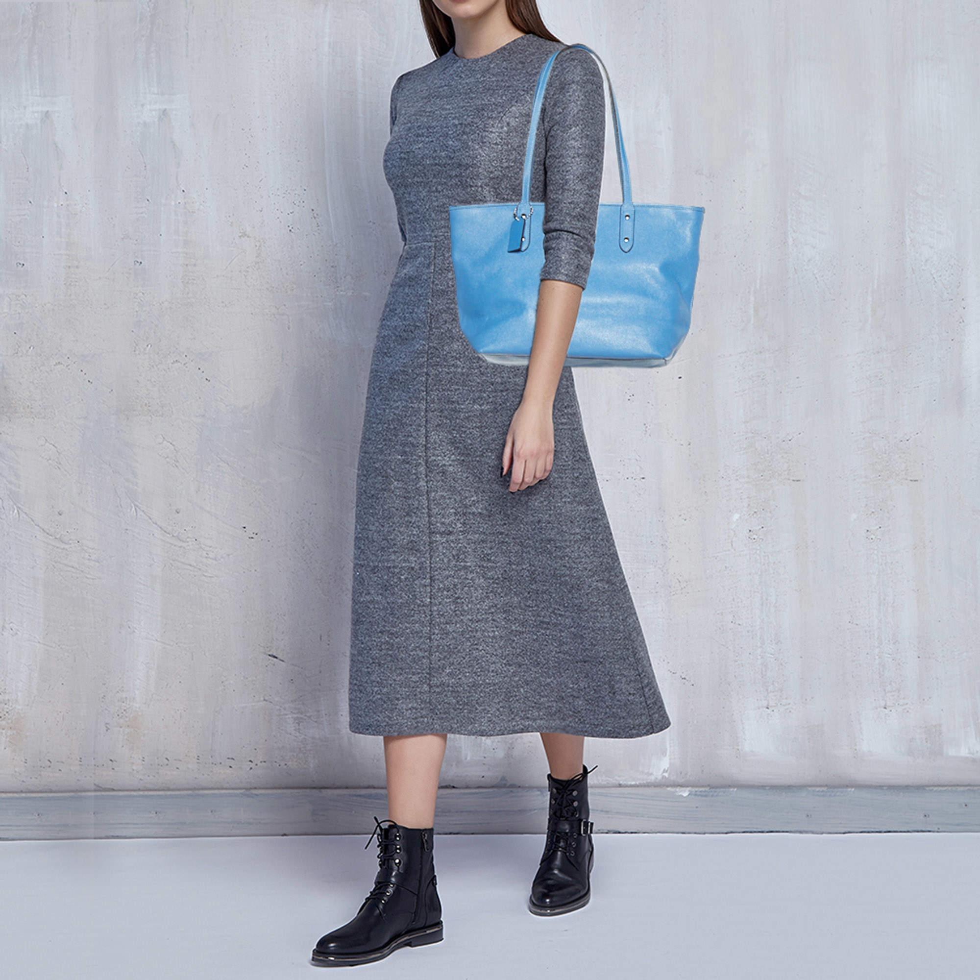 This alluring tote bag for women has been designed to assist you on any day. Convenient to carry and fashionably designed the tote is cut with skill and sewn into a great shape. It is well equipped to be a reliable accessory.