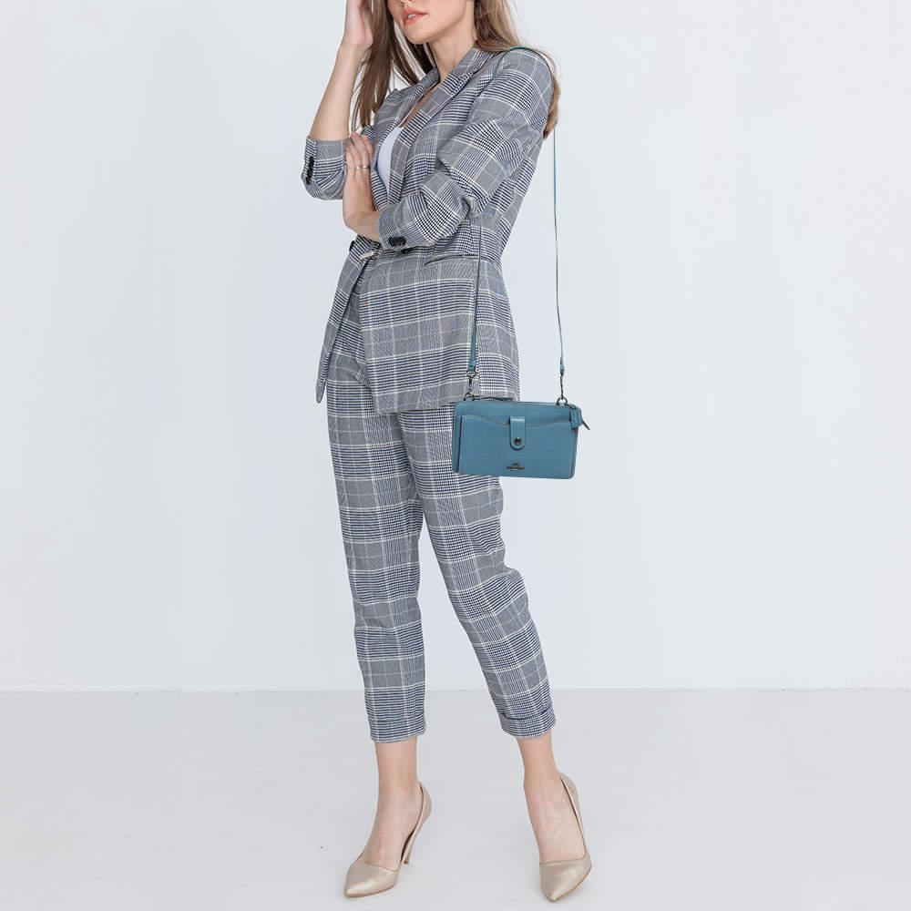 Offrez-vous un luxe intemporel avec ce sac à bandoulière Coach. Méticuleusement fabriquée, cette pièce emblématique allie l'élégance du patrimoine et l'artisanat, élevant votre style à un niveau de sophistication inégalé.