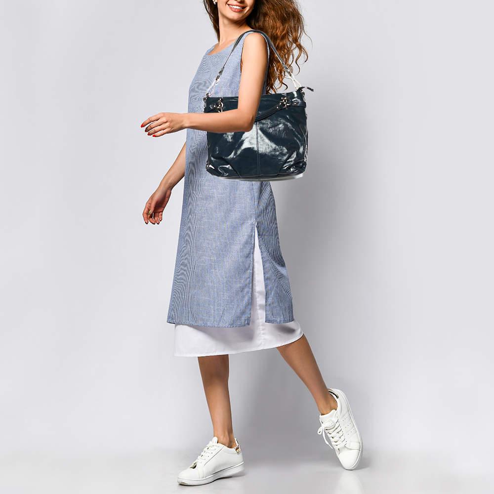 Stylish handbags never fail to make a fashionable impression. Make this designer hobo yours by pairing it with your sophisticated workwear as well as chic casual looks.