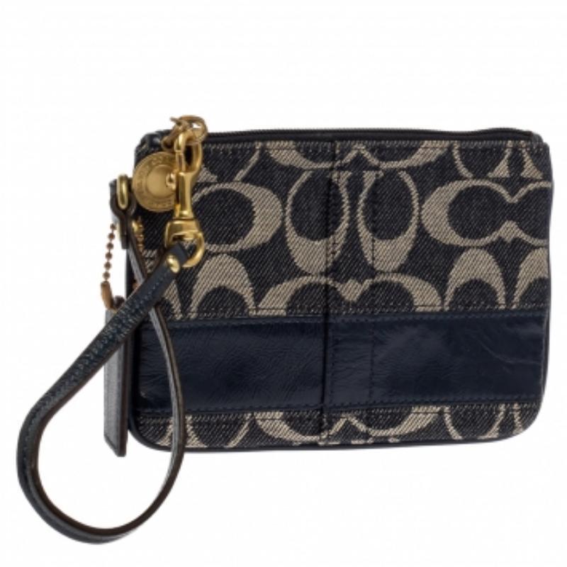 Coach Blue Signature Canvas and Patent Leather Wristlet Clutch In Fair Condition For Sale In Dubai, Al Qouz 2