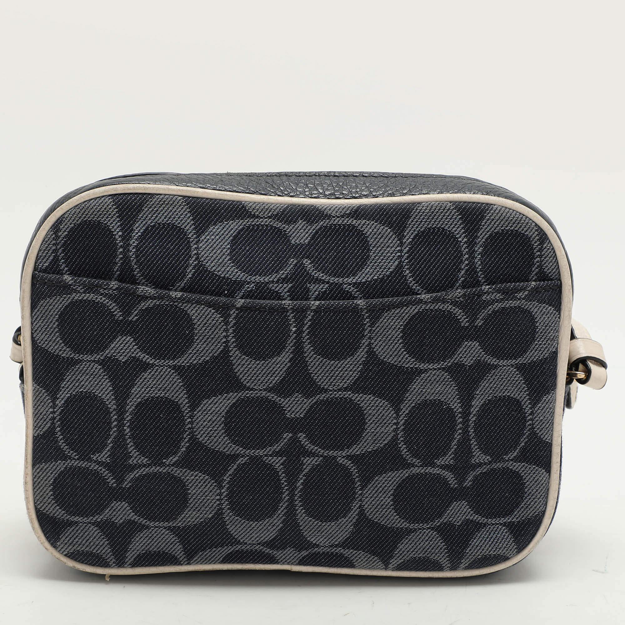 Coach Blue Signature Canvas Jes Camera Crossbody Bag In Fair Condition In Dubai, Al Qouz 2