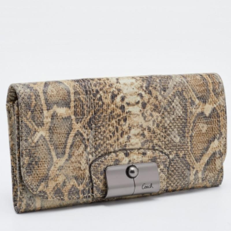 Esta cartera es un accesorio estupendo para el día a día. Está fabricada con materiales de calidad en el exterior y cuenta con un interior compartimentado.