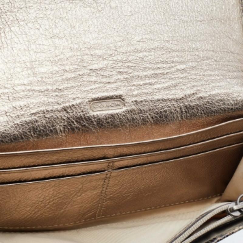Cartera continental con solapa de piel repujada de pitón marrón/beige Coach en Bueno estado para la venta en Dubai, Al Qouz 2
