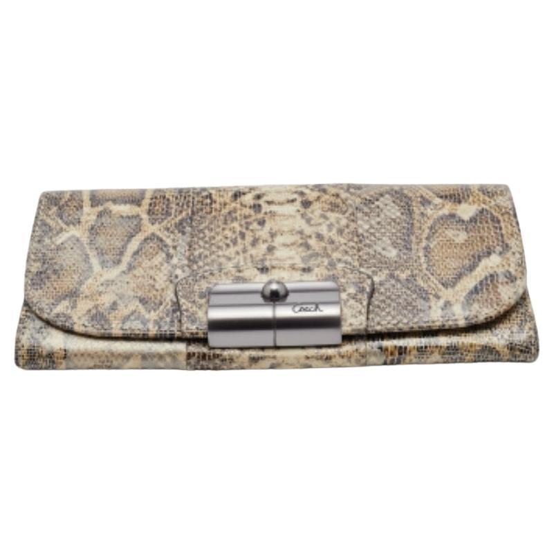 Cartera continental con solapa de piel repujada de pitón marrón/beige Coach