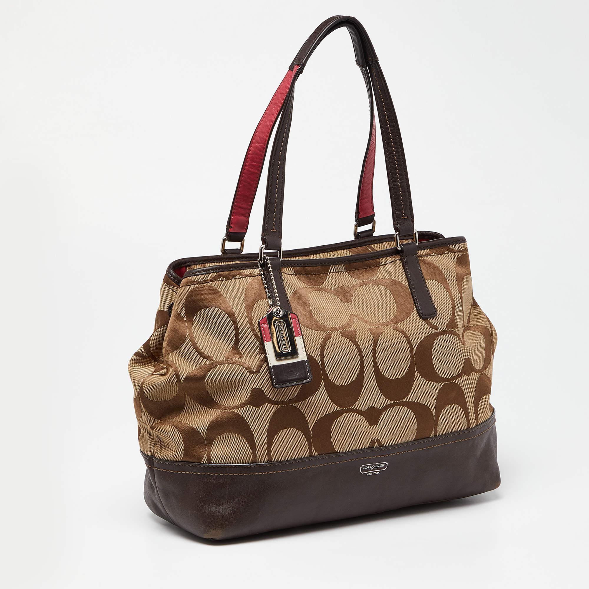 Coach Brown/Beige Signature Canvas and Leather Hamptons Weekend Tote In Fair Condition In Dubai, Al Qouz 2