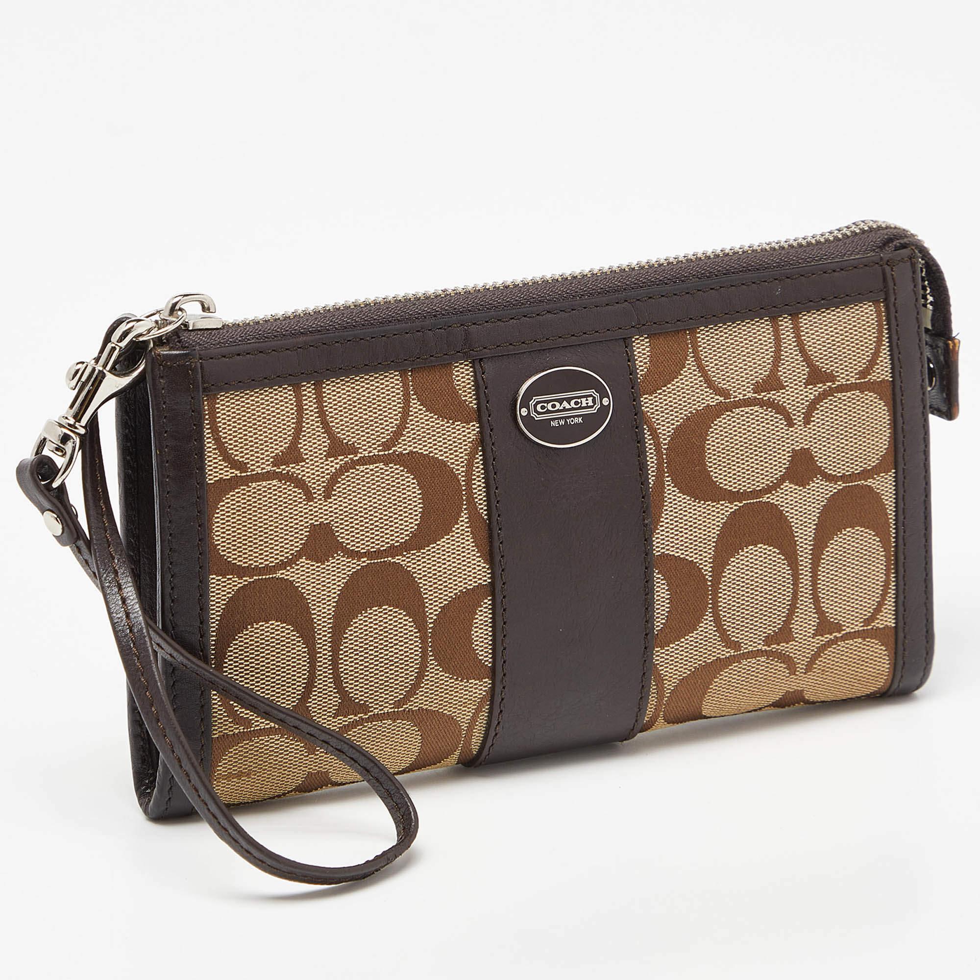 Coach Brown/Beige Signature Canvas and Leather Zip Wristlet Pouch In Good Condition For Sale In Dubai, Al Qouz 2