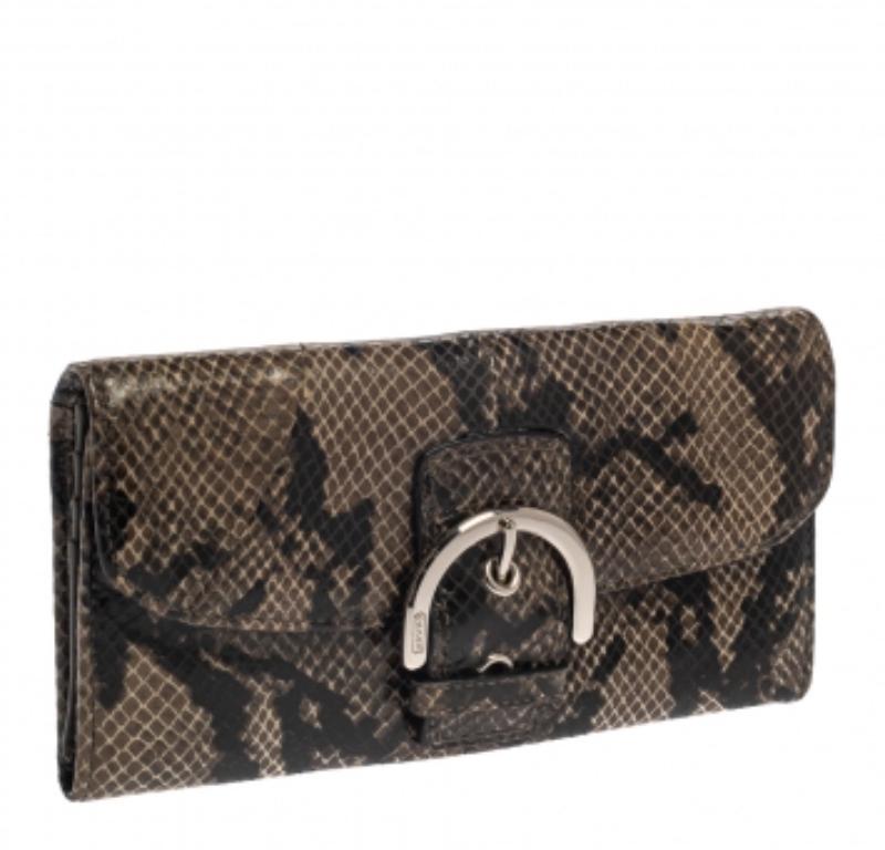Basic essentials can be carried effortlessly in this brown & black-hued continental wallet. Crafted from python-embossed leather, the flap style wallet features a buckle detail on the front and inside, it has multiple card slots and open