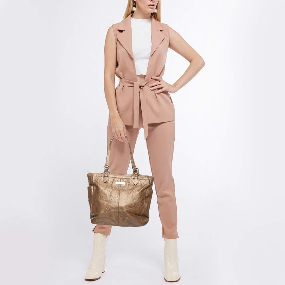Know to create stylish sophisticated and timeless designs this is a brand worth investing in. The bags that come from this labels atelier are exquisite. This tote bag is no different. It has been made from quality materials and comes with an