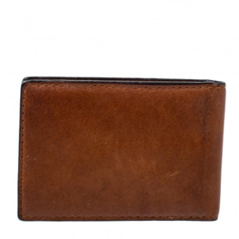 Complete your collection of accessories with this stunning Coach creation. Crafted from leather in a breathtaking brown hue, the cardholder is styled in a bifold silhouette with the signature logo on the exterior. The holder has multiple card slots.