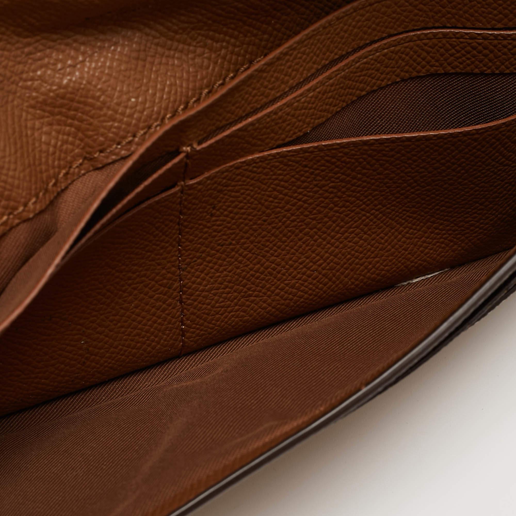 This Coach wallet effortlessly combines meticulous construction with ageless style making it a symbol of refined taste. Elevate your accessory collection with this designer piece.