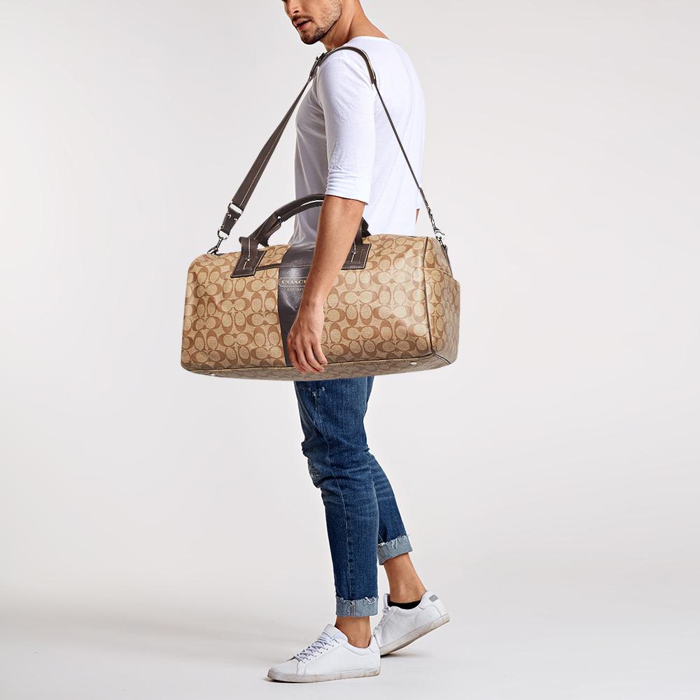 This duffle bag from the house of Gucci is an accessory you will turn to when you have travel plans. It has been crafted using the best kind of materials to be appealing as well as durable. It's a worthy investment. 