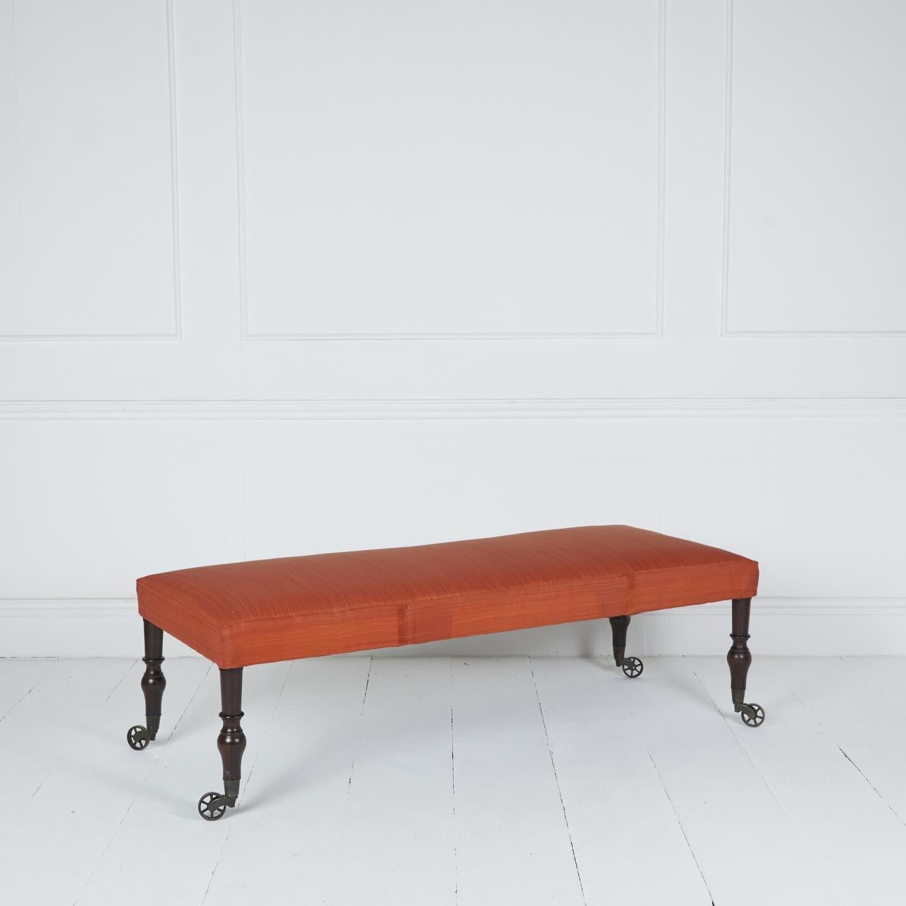 Coach-built stool in orange horsehair with English antique legs In Good Condition For Sale In Stroud, GB