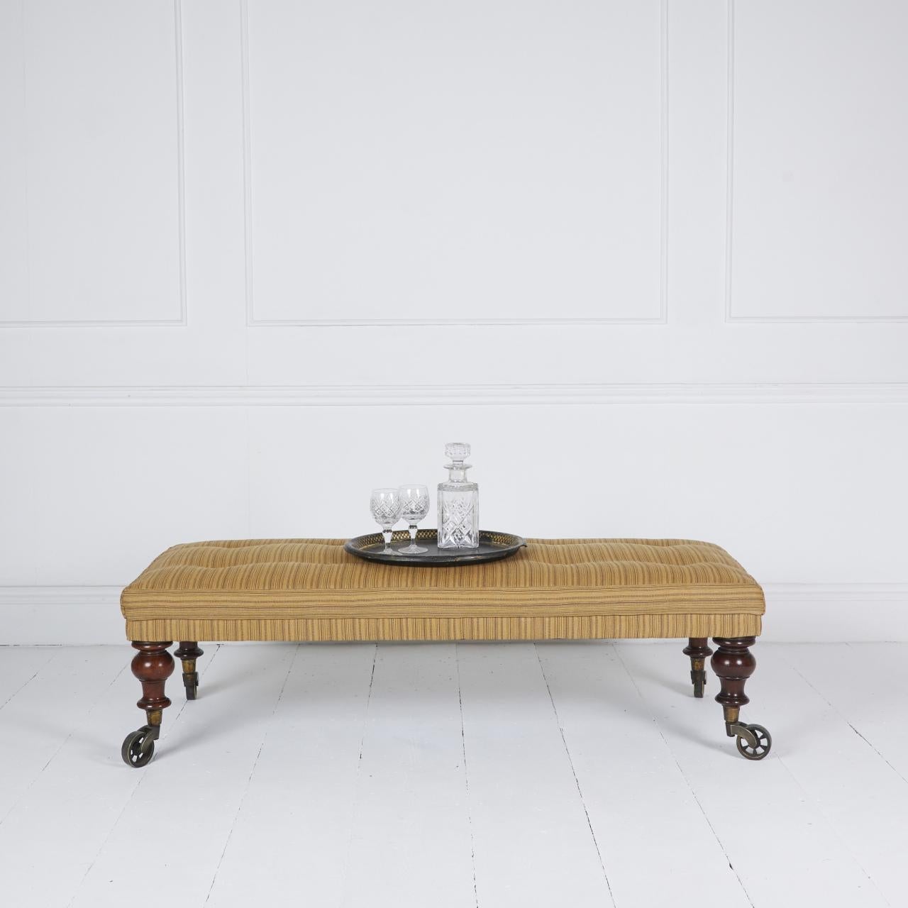 Taburete otomano tradicional tapizado en lino Rose Tarlow
de pie sobre la antigüedad inglesa  patas y ruedas de radios.

Adecuado como mesa de centro o asiento de ventana.

Entrega en el continente FOC Internacional POA US 14 días

Dimensiones: H