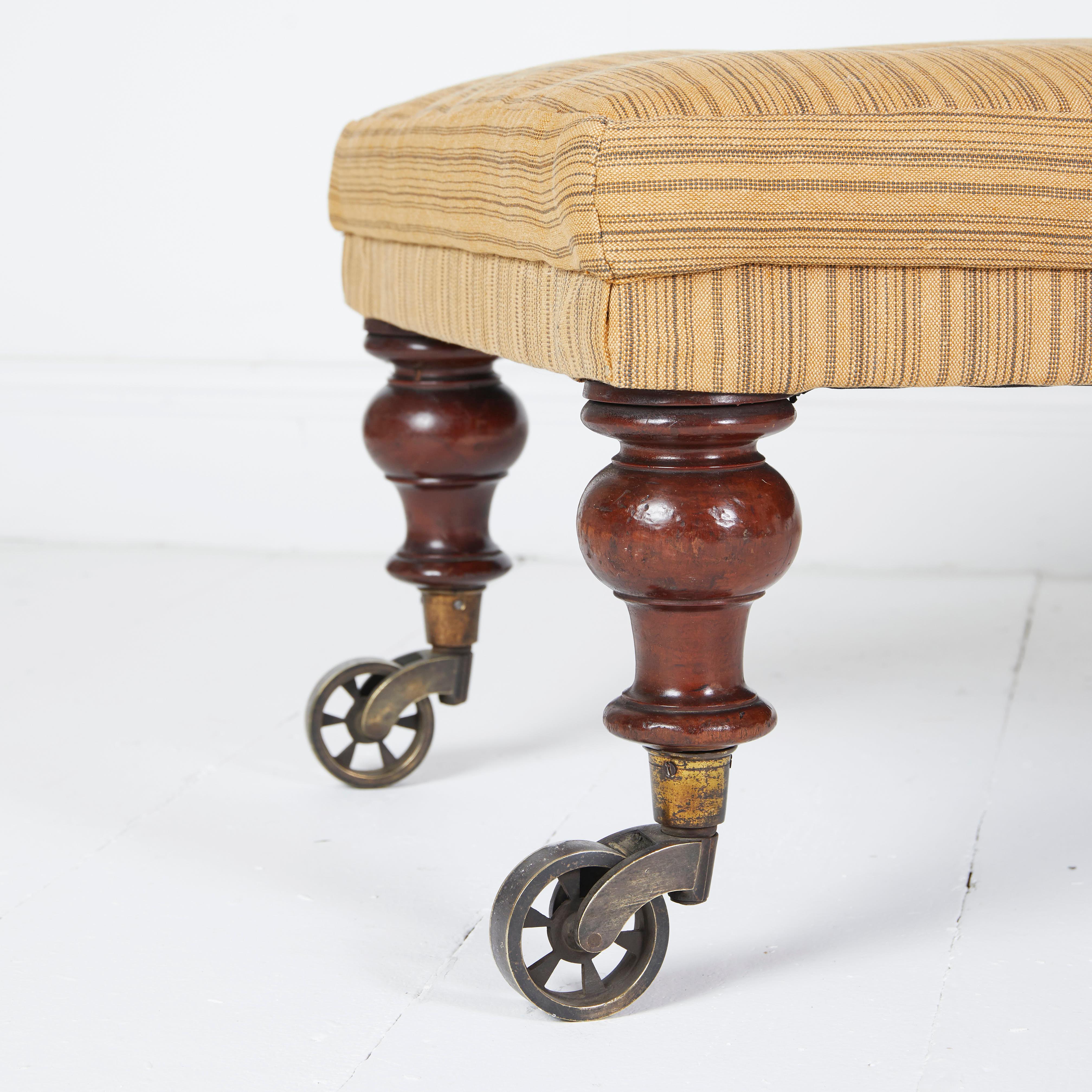 Taburete de centro otomano tapizado de forma tradicional Hecho a mano en venta