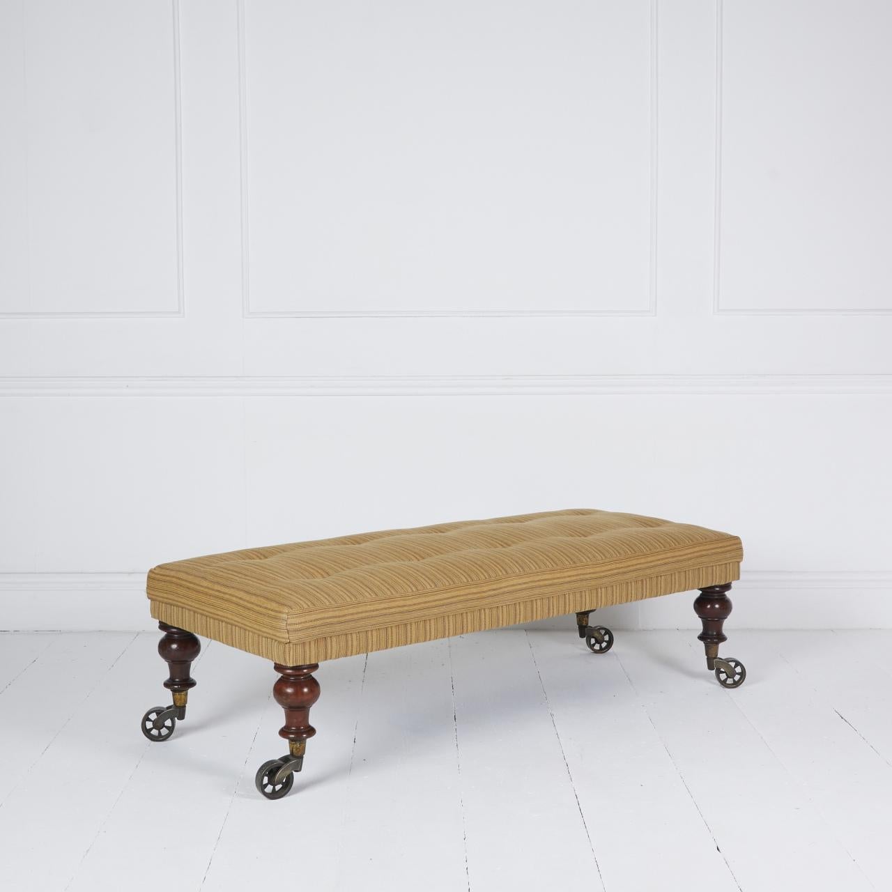 Taburete de centro otomano tapizado de forma tradicional en Bueno estado para la venta en Stroud, GB
