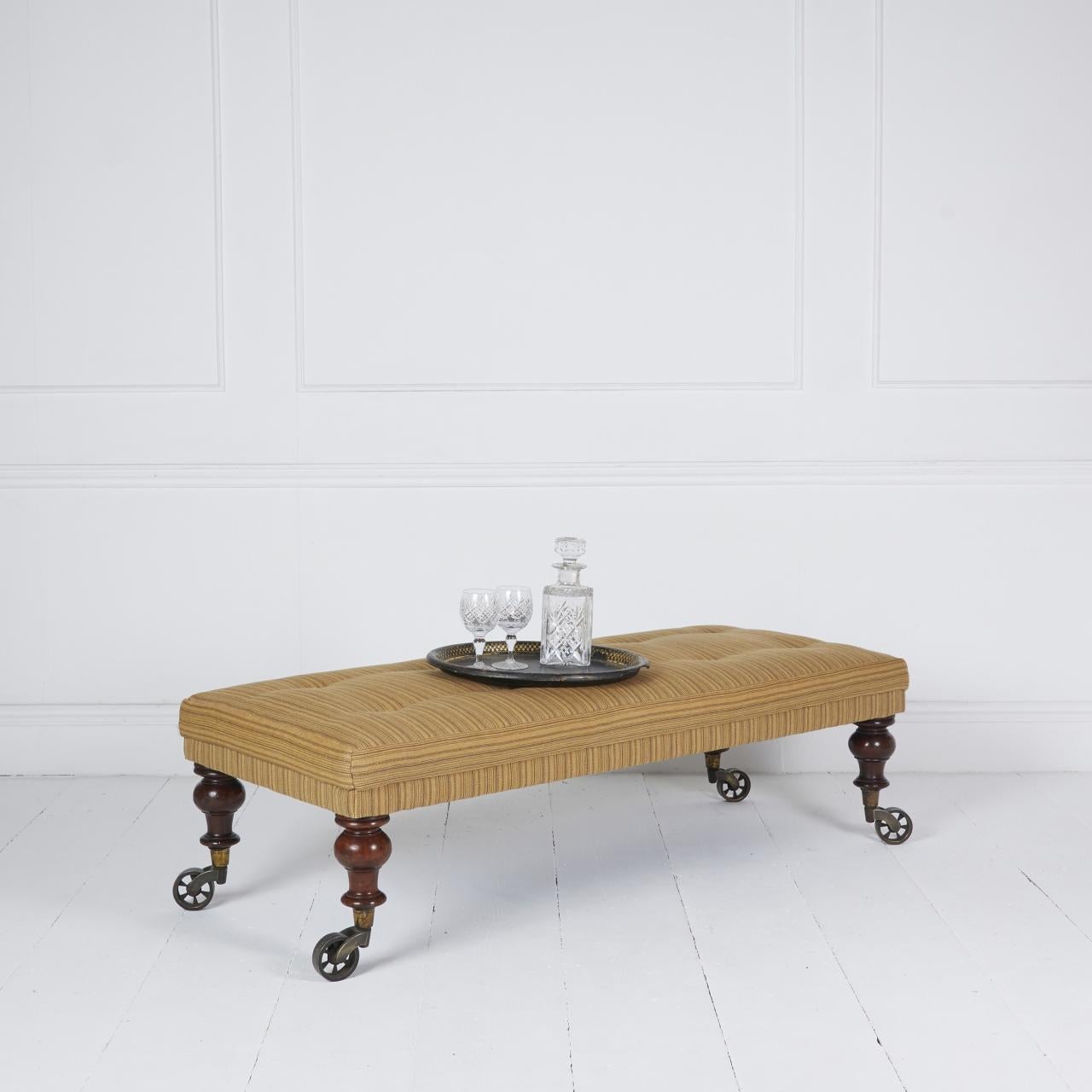 Taburete de centro otomano tapizado de forma tradicional Madera de sapeli en venta