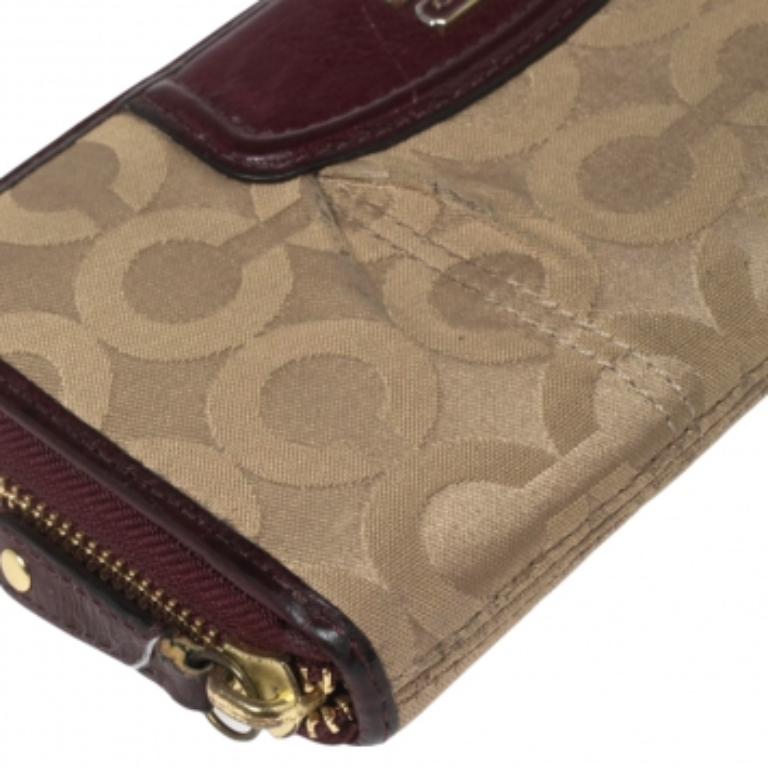 This Coach wallet is an immaculate balance of sophistication and rational utility. It has been designed using prime quality materials and is elevated by a sleek finish. The creation is equipped with ample space for your monetary essentials.