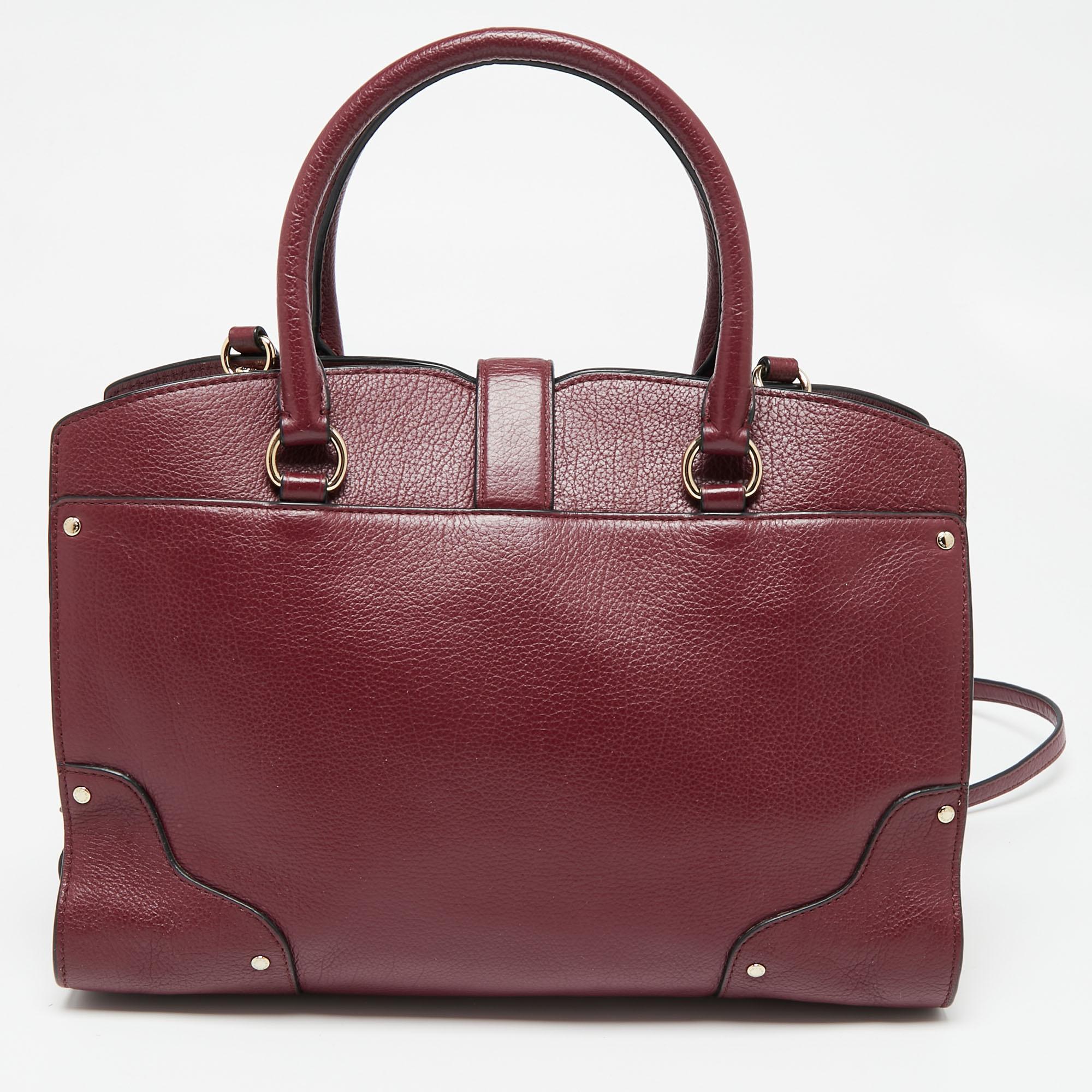 Crafted in premium leather, this impressive piece is an amazing creation to own. Get yourself this Coach handbag in a pretty shade of burgundy to showcase a fashion-forward taste. It is adorned with a turn-lock closure and gold-tone logo detail at