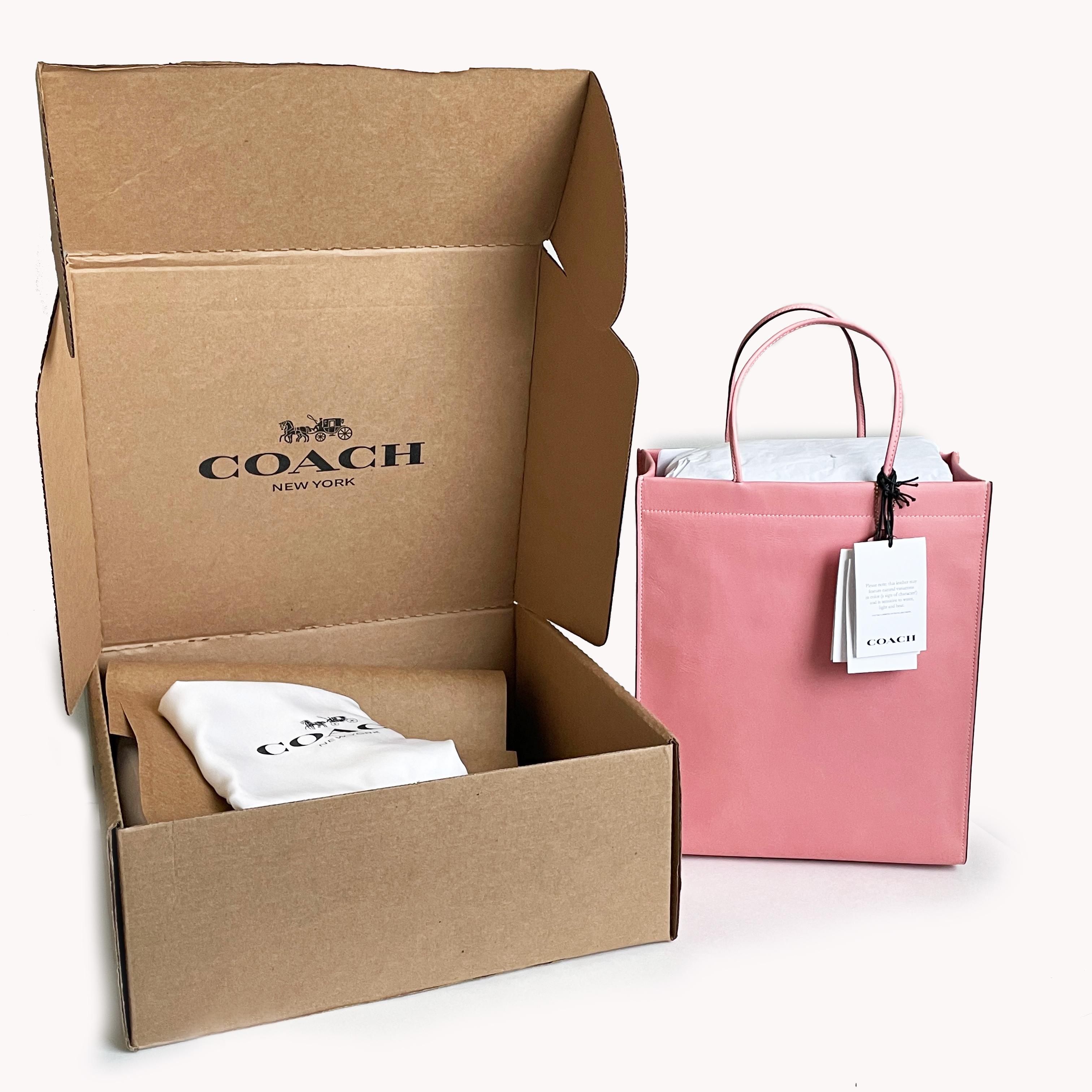Bonnie Cashin reflexionó una vez que la bolsa de la compra de papel era el mejor estilo de bolso del mundo, ¡así que no intentó mejorarlo!

Este bolso tote auténtico y nuevo con etiquetas es una nueva versión del diseño original de Bonnie, lanzado