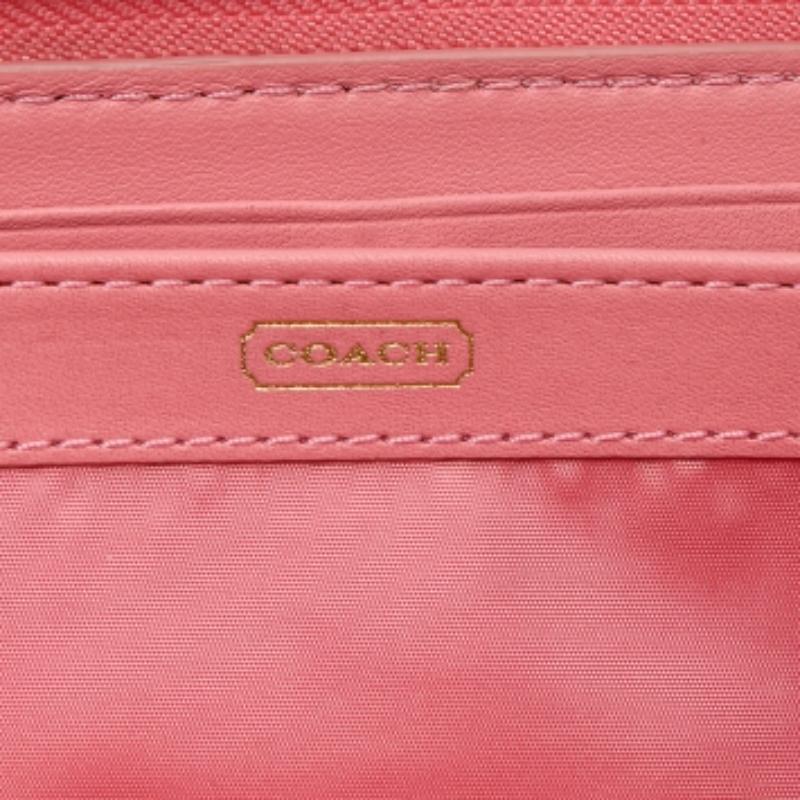 This elegant wallet from Coach is one creation a fashionista like you must own. It has been wonderfully crafted from croc-embossed leather flaunting a pink hue. The zip opens to reveal a leather-fabric interior housing a single zipped pocket and