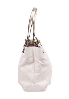Coach-Tasche aus cremefarbenem Leder mit Metallgriffen