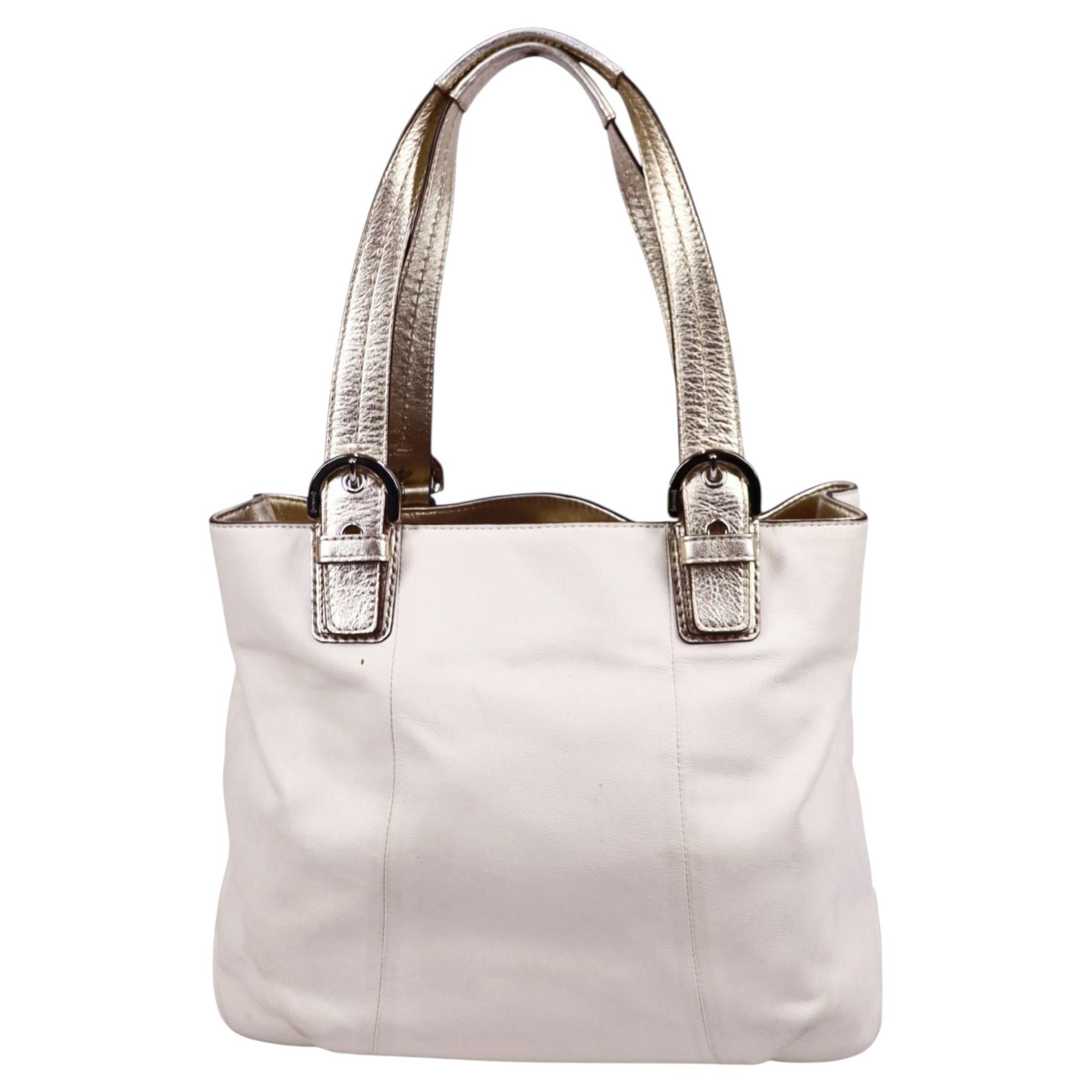 Coach-Tasche aus cremefarbenem Leder mit Metallgriffen