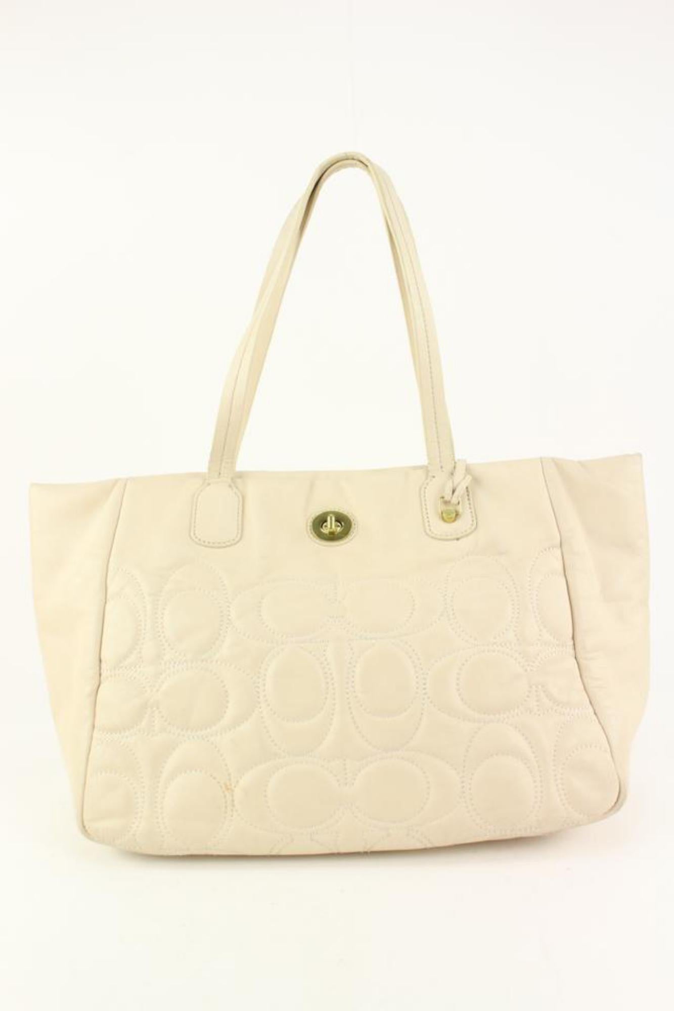 Coach Cream Quilted Shopper Tote bag 17CH1029 In Fair Condition For Sale In Dix hills, NY