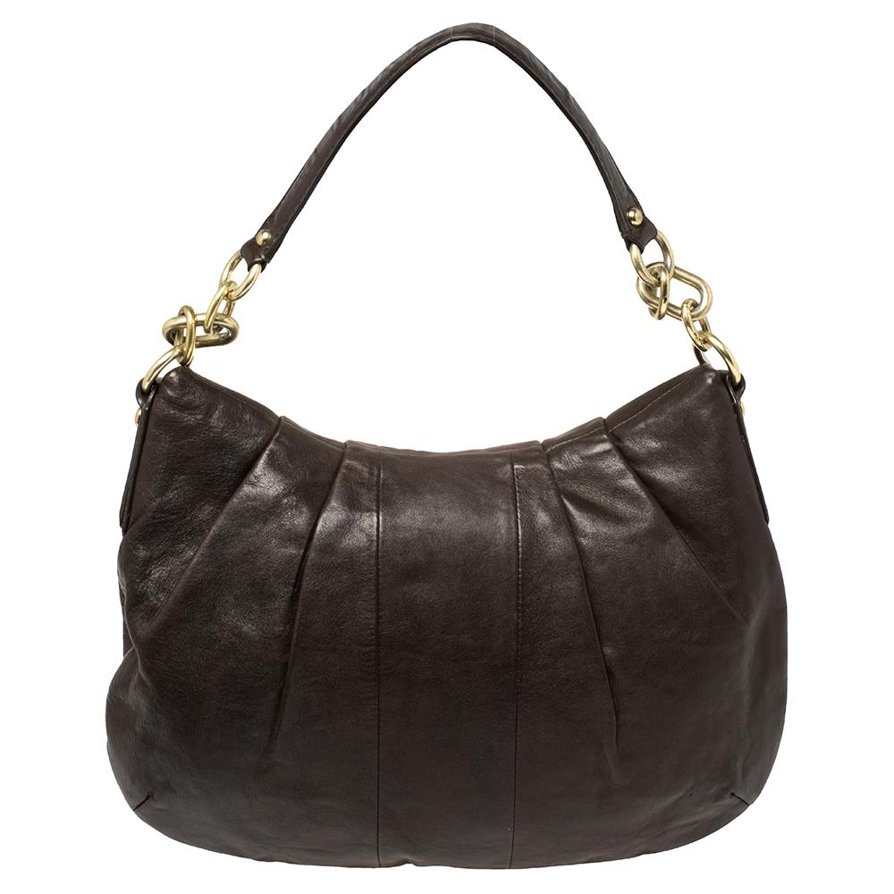 This functional Kristin leather hobo is designed to be a reliable style companion. It has a gold-tone lock on the flap, a satin interior, and a single handle. The leading house of Coach brings you this durable creation to complete your everyday