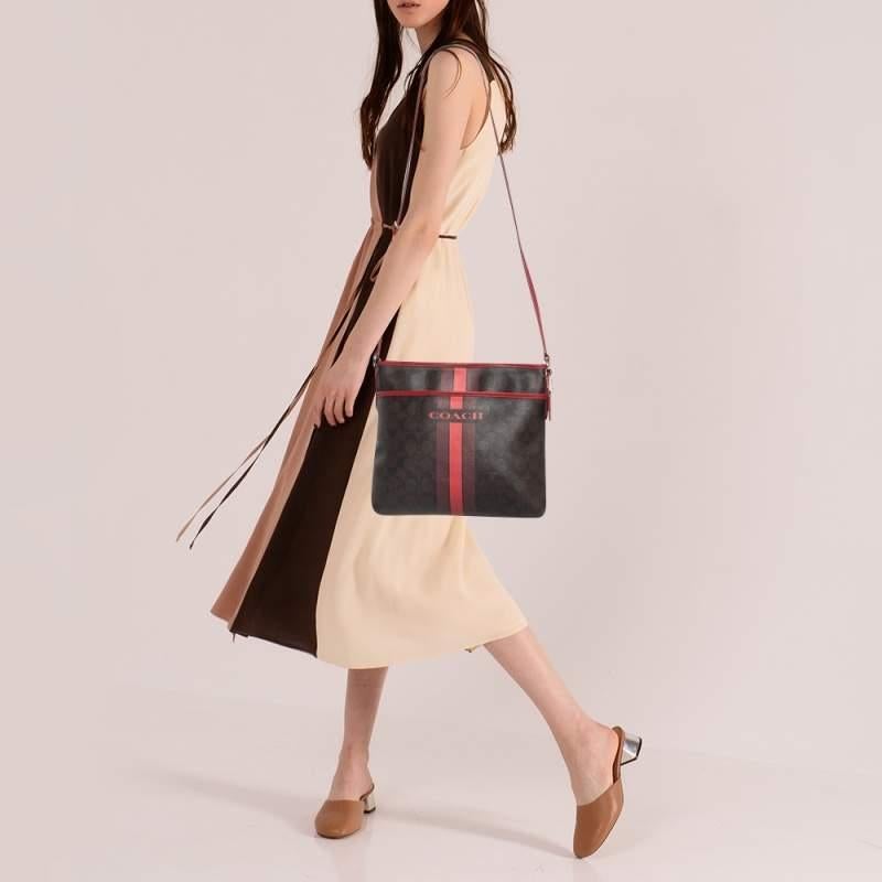 Coach ensures you have a wonderful accessory to accompany you every day with this well crafted bag. It has a signature look and a practical size.