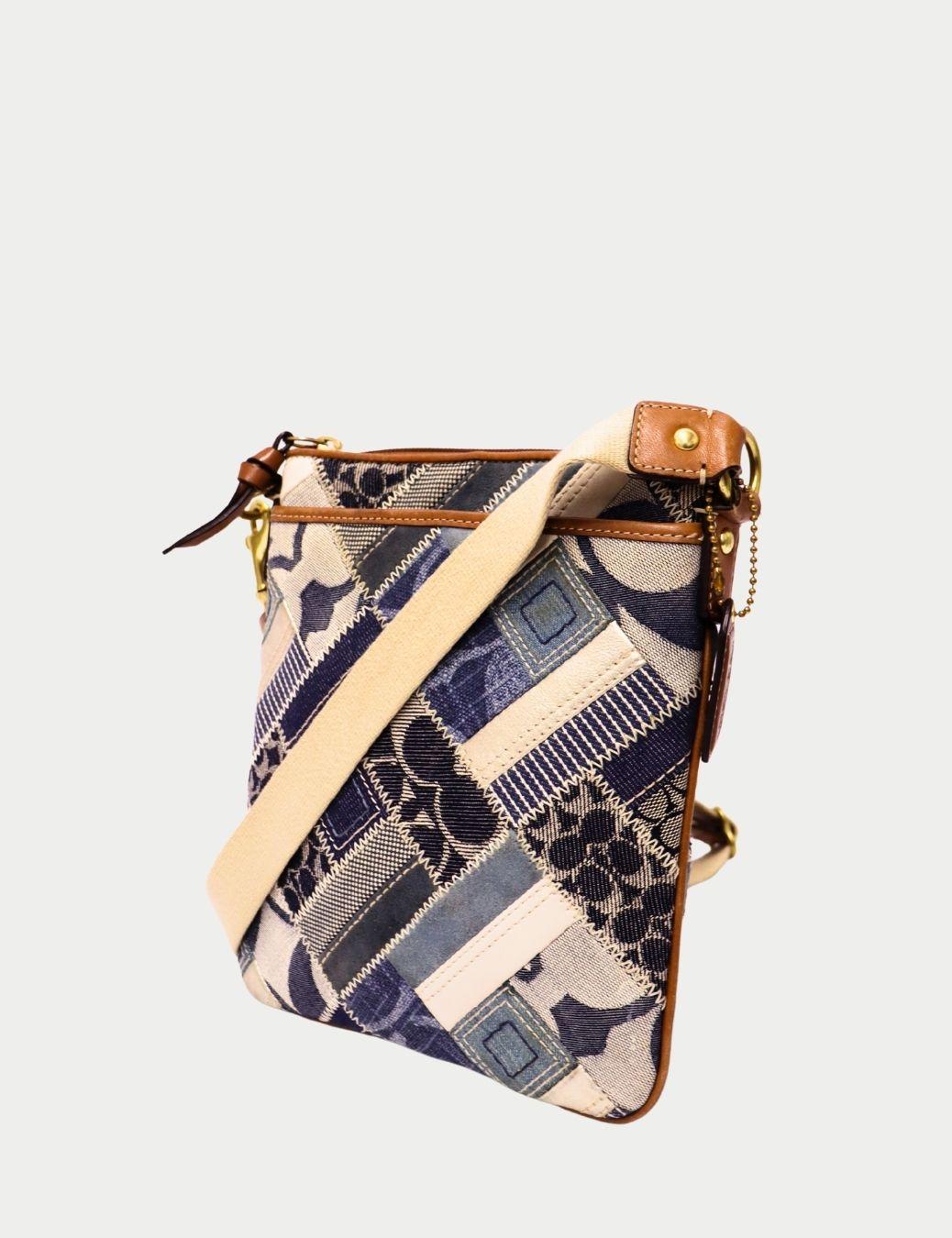 Borsa a tracolla Coach Denim Patchwork - Tessuto e finiture in pelle firmate

Aggiungi un tocco di artigianalità e carattere al tuo guardaroba con questa borsa crossbody patchwork in denim di Coach. Progettato utilizzando un mix di jacquard Coach,