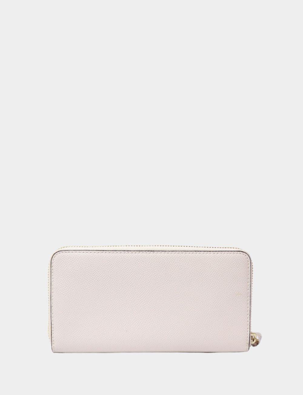 Ce portefeuille élégant en cuir ivoire à fermeture éclair de Coach rehausse vos essentiels de tous les jours. Réalisée en cuir croisé de première qualité, cette pièce intemporelle est dotée d'une pochette avant, d'un fermoir en métal doré et du logo