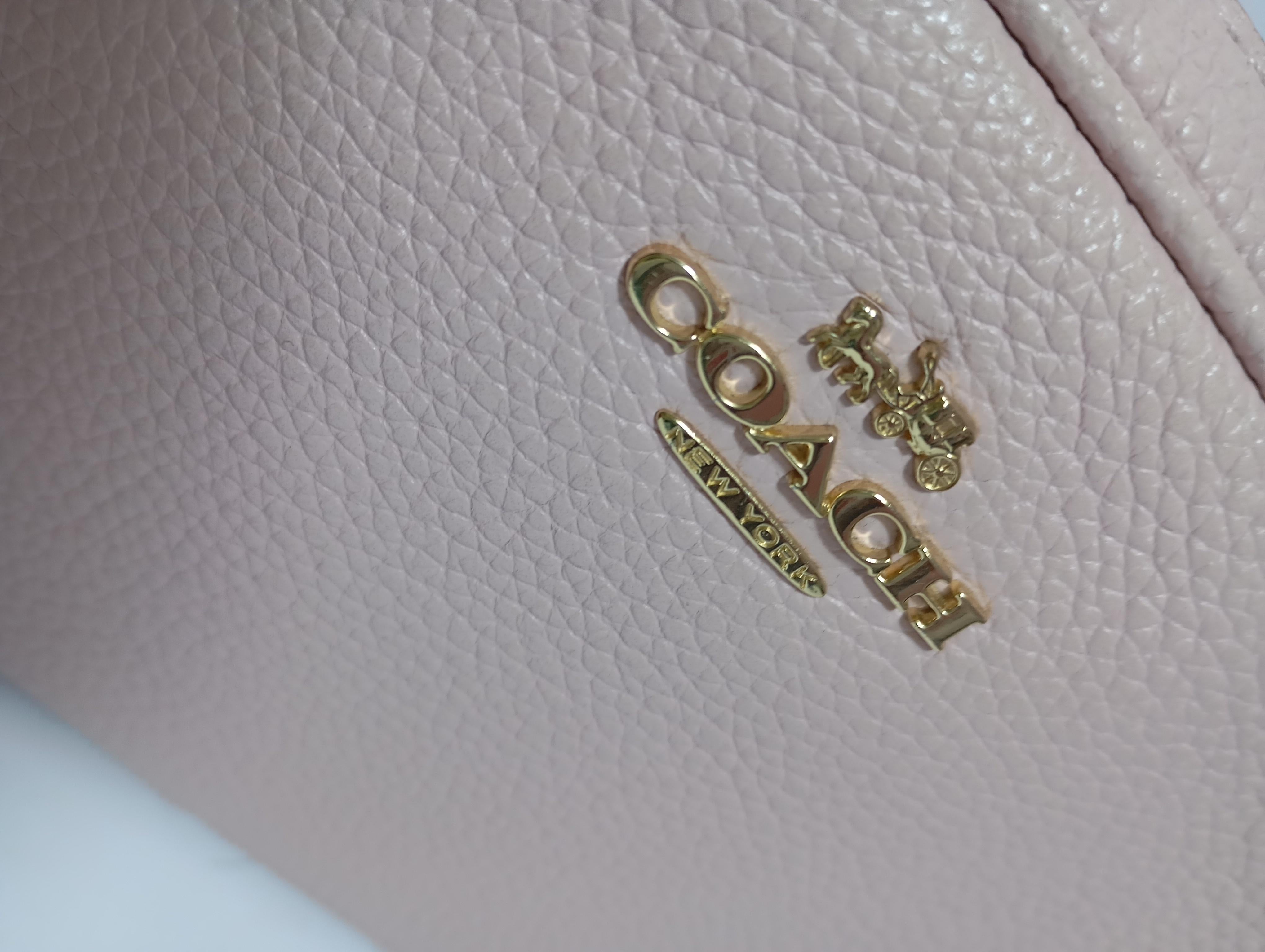 Coach In Good Condition For Sale In Amman, JO